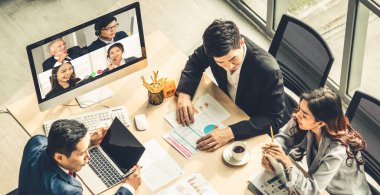 Sanal işyerinde ya da ücra bir ofiste buluşan iş adamları. Profesyonel iş dünyasındaki iş arkadaşınla iletişim kurmak için akıllı video teknolojisi kullanan telekonferans görüşmesi..