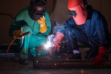 Metal kaynak çeliği, fabrikada çelik kaynaklamak için elektrikli yay kaynak makinesi kullanır. El becerisi iş gücü kavramına göre metal imalatı ve inşaat bakım hizmeti.