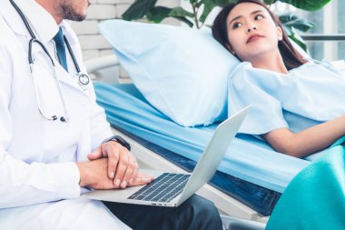 Profesyonel üniformalı doktor hastanedeki ya da klinikteki hastayı muayene ediyor. Sağlık, sağlık ve doktor hizmetleri konsepti.