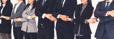 Başarılı iş adamları, işçi toplumunun güçlü ilişkilerini göstermek için bir arada duruyorlar. Modern ofiste güçlü bir takım çalışması sergileyen iş adamı ve iş kadınlarından oluşan bir ekip..