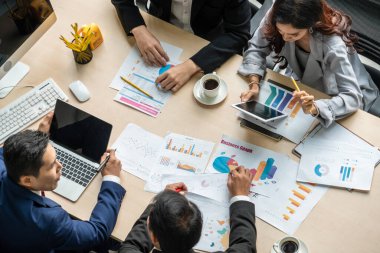 İş adamları grup toplantısı ofiste yukarıdan çekildi. İş kadınları, iş adamları ve ofis çalışanları, proje planlama belgeleriyle takım konferansında toplantı masasında çalışıyorlar. .