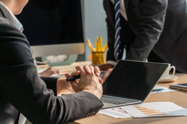 Zeki iş adamı ve iş kadını modern ofis içinde grup toplantılarında konuşuyorlar. İş ortaklığı stratejik planlama ve iş arkadaşlarının beyin fırtınası.
