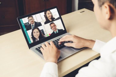 Sanal işyerinde ya da ücra bir ofiste iş görüşmeleri. Profesyonel iş dünyasındaki iş arkadaşınla iletişim kurmak için akıllı video teknolojisi kullanan telekonferans görüşmesi..