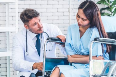 Profesyonel üniformalı doktor hastanedeki ya da klinikteki hastayı muayene ediyor. Sağlık, sağlık ve doktor hizmetleri konsepti.