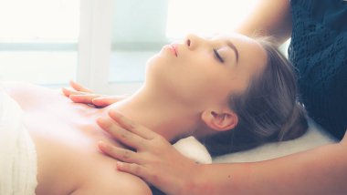 Profesyonel masaj terapisti tarafından masaj yaptıran rahat bir kadın. Sağlık, şifa ve rahatlama konsepti.