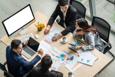 İş adamları grup toplantısı ofiste yukarıdan çekildi. İş kadınları, iş adamları ve ofis çalışanları, proje planlama belgeleriyle takım konferansında toplantı masasında çalışıyorlar. .