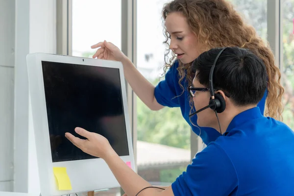 Gente Negocios Que Usa Auriculares Trabajando Oficina Para Apoyar Clientes — Foto de Stock