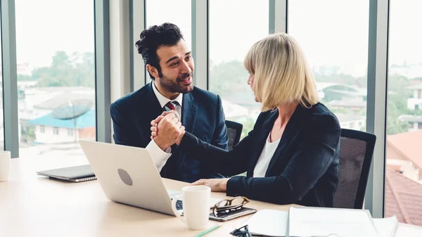 Twee Gelukkige Zakenmensen Vieren Het Kantoor Succesvolle Zakenman Feliciteren Project — Stockfoto