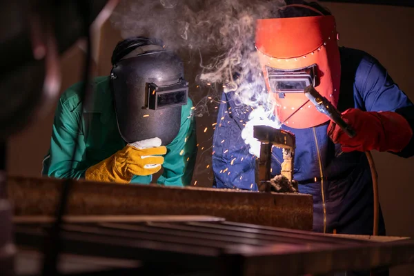 Las Obras Acero Soldadura Del Metal Usando Máquina Eléctrica Soldadura —  Fotos de Stock