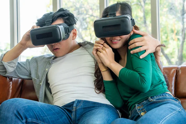 Gelukkig Stel Kijken Naar Video Virtual Reality Headset Woonkamer Thuis — Stockfoto