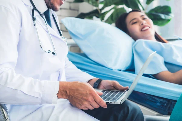 Läkare Professionell Uniform Som Undersöker Patienten Sjukhus Eller Läkarmottagning Koncept — Stockfoto