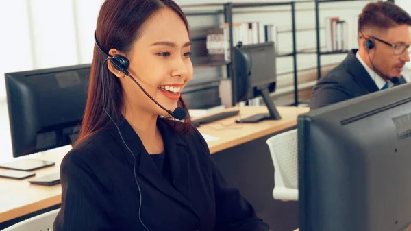 Geschäftsleute Mit Headset Arbeiten Büro Entfernte Kunden Oder Kollegen Unterstützen — Stockfoto