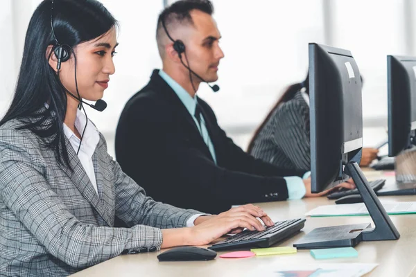 Geschäftsleute Mit Headset Arbeiten Büro Entfernte Kunden Oder Kollegen Unterstützen — Stockfoto