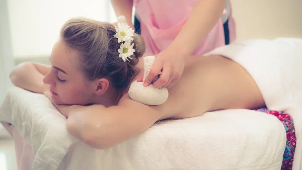 Terapeuta Massagem Detém Uma Compressa Herbal Para Fazer Tratamento Para — Fotografia de Stock