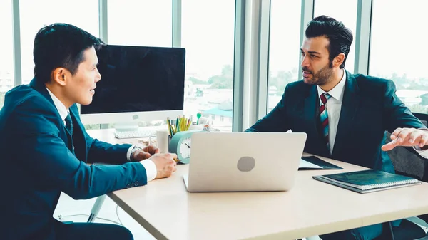 Zwei Geschäftsleute Sprechen Besprechungsraum Des Büros Über Die Projektstrategie Geschäftsmann — Stockfoto