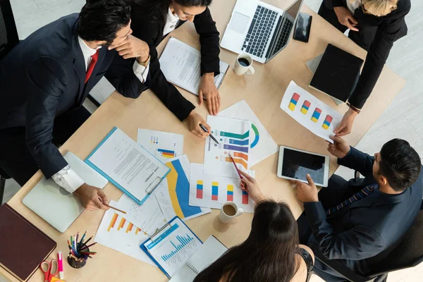 İş adamları grup toplantısı ofiste yukarıdan çekildi. İş kadınları, iş adamları ve ofis çalışanları, proje planlama belgeleriyle takım konferansında toplantı masasında çalışıyorlar. .