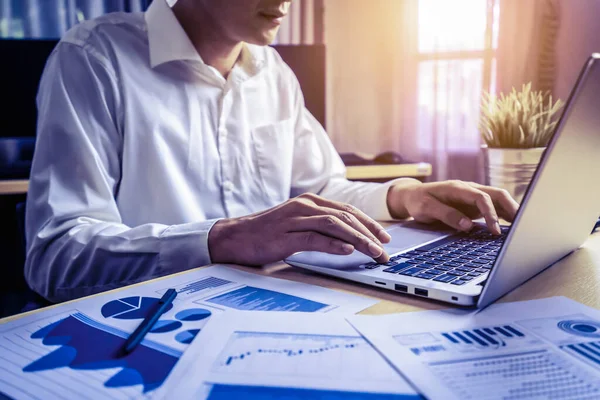 Geschäftsmann Buchhalter Oder Finanzexperte Analysieren Geschäftsbericht Und Finanzdiagramm Der Unternehmenszentrale — Stockfoto