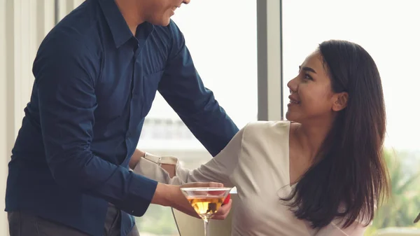 Glückliches Romantisches Paar Beim Mittagessen Restaurant Ehejubiläum Und Lebensstil — Stockfoto