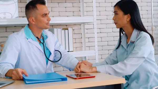 Médico Uniforme Profesional Examinando Paciente Hospital Clínica Médica Concepto Servicio — Foto de Stock