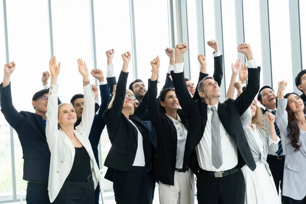 Erfolgreiche Geschäftsleute Die Zusammenstehen Zeigen Eine Starke Beziehung Zur Arbeitergemeinschaft — Stockfoto