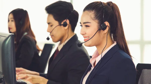 Geschäftsleute Mit Headset Arbeiten Büro Entfernte Kunden Oder Kollegen Unterstützen — Stockfoto