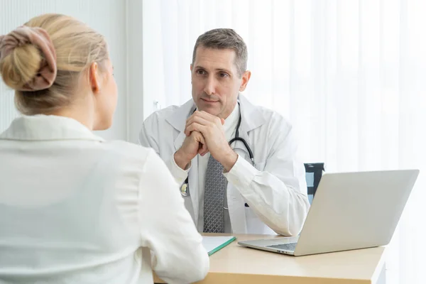 Medico Uniforme Professionale Che Esamina Paziente Ospedale Clinica Medica Concetto — Foto Stock