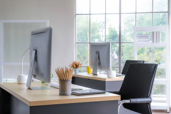 Computadores Desktop Pequeno Escritório Moderno Home Office Interior Moderno Local — Fotografia de Stock