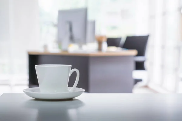 Kávé Csésze Irodaasztalon Modern Irodai Háttérrel Kávészünet Pihenési Idő — Stock Fotó