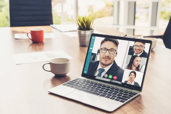 ビデオ通話ビジネスの人々は 仮想職場やリモートオフィスで会う テレワーク会議は スマートビデオ技術を使用して専門的な企業ビジネスの同僚を通信する — ストック写真