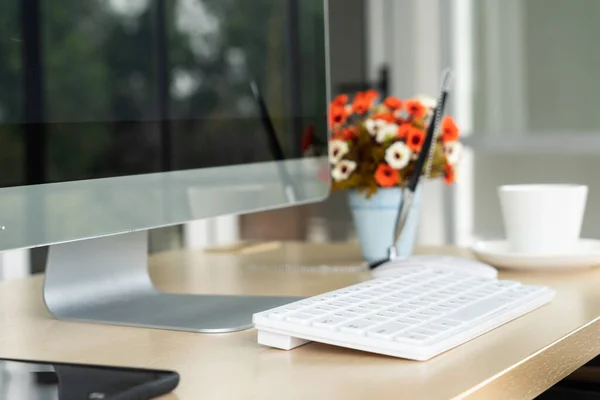 Close Keyboard Desktop Computer Table Small Modern Office Home Office — Stock Photo, Image