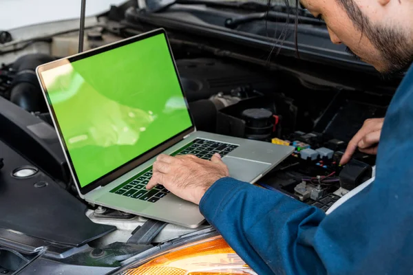 Mecânico Profissional Fornecendo Serviço Reparação Manutenção Automóveis Garagem Automóvel Conceito — Fotografia de Stock