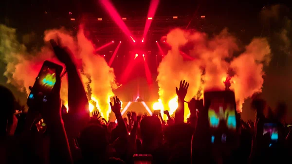 Les Gens Heureux Dansent Dans Concert Soirée Boîte Nuit Écoutent — Photo