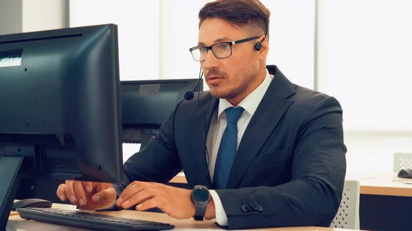 Gente Negocios Que Usa Auriculares Trabajando Oficina Para Apoyar Clientes — Foto de Stock