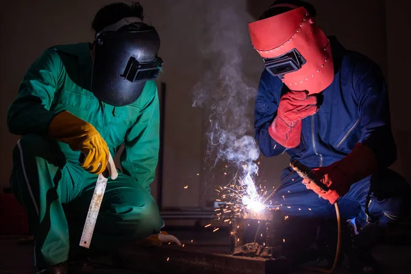 Las Obras Acero Soldadura Del Metal Usando Máquina Eléctrica Soldadura —  Fotos de Stock