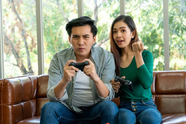 Unga Glada Asiatiska Par Spelar Spel Vardagsrummet Glada Människor Som — Stockfoto