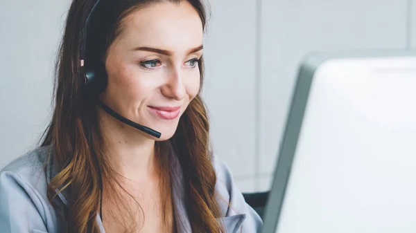 Pessoas Negócios Usando Headset Trabalhando Escritório Para Apoiar Cliente Remoto — Fotografia de Stock