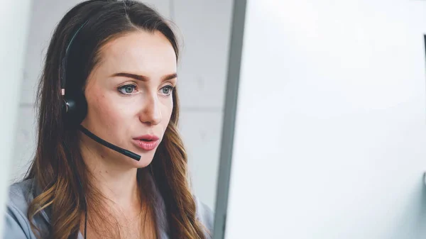 Pessoas Negócios Usando Headset Trabalhando Escritório Para Apoiar Cliente Remoto — Fotografia de Stock