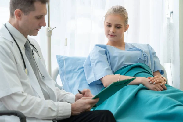 Doutor Uniforme Profissional Examinando Paciente Hospital Clínica Médica Conceito Serviço — Fotografia de Stock