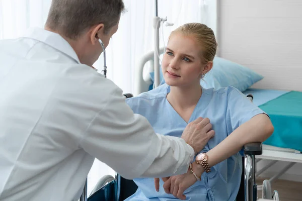 Médico Uniforme Profesional Examinando Paciente Hospital Clínica Médica Concepto Servicio — Foto de Stock