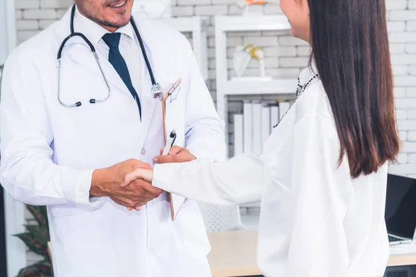 Médico Uniforme Profesional Examinando Paciente Hospital Clínica Médica Concepto Servicio — Foto de Stock