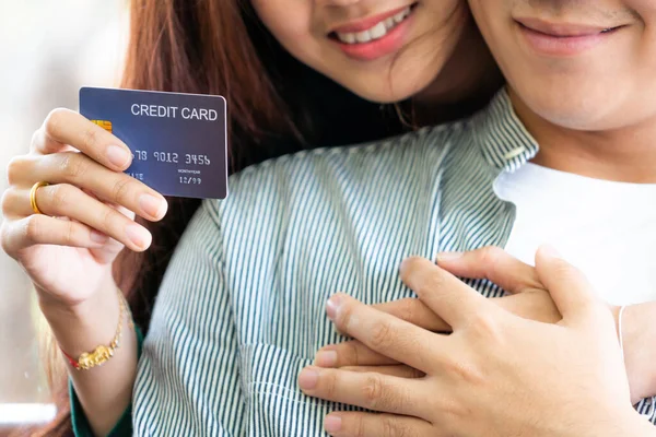 Mladý Pár Používá Kreditní Kartu Pro Line Nakupování Internetových Stránkách — Stock fotografie