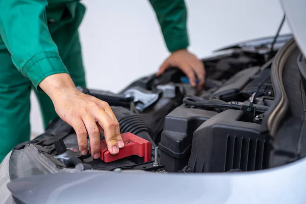 Professionelle Mechaniker Hand Die Auto Reparatur Und Wartungsservice Auto Garage — Stockfoto