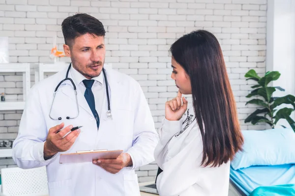 Médico Uniforme Profesional Examinando Paciente Hospital Clínica Médica Concepto Servicio — Foto de Stock