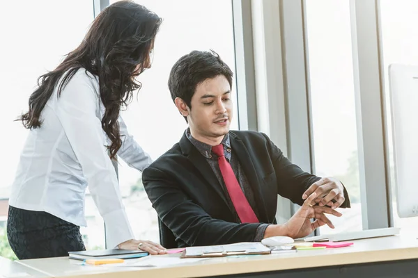 Dos Empresarios Hablan Estrategia Del Proyecto Sala Reuniones Oficina Empresario — Foto de Stock