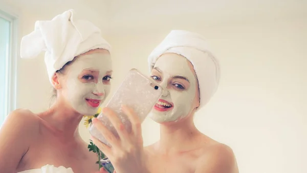 Mooie Vrouw Met Een Gezichtsverzorging Cosmetische Scrub Behandeling Van Professionele — Stockfoto