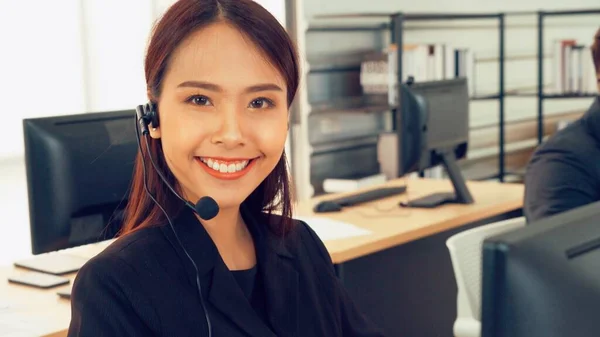 Gente Negocios Que Usa Auriculares Trabajando Oficina Para Apoyar Clientes — Foto de Stock