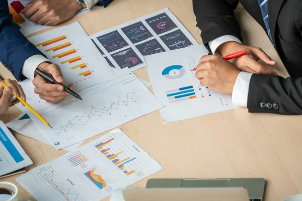 Inteligente Hombre Negocios Mujer Negocios Hablando Discusión Reunión Grupo Mesa — Foto de Stock