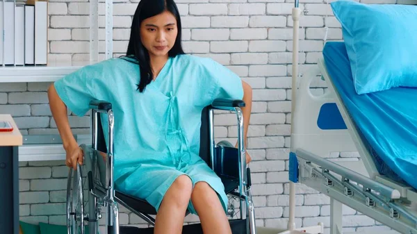 Joven Mujer Asiática Feliz Silla Ruedas Hospital Atención Médica Concepto — Foto de Stock