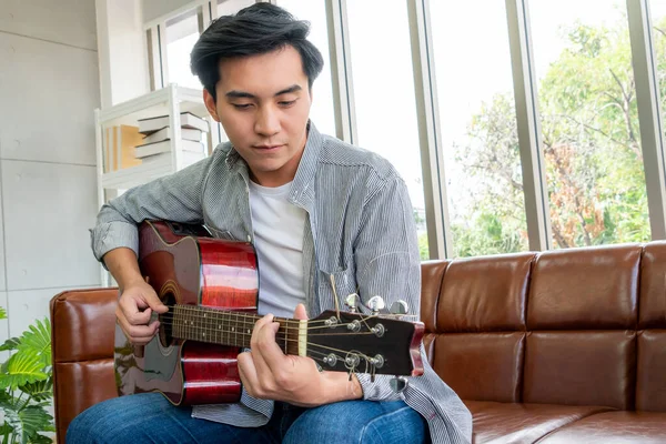 Jovem Guitarrista Segurando Sua Guitarra Casa Conceito Música Música — Fotografia de Stock