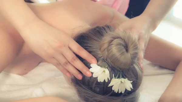 Ontspannen Vrouw Liggend Spa Bed Voor Nek Hoofd Massage Spa — Stockfoto